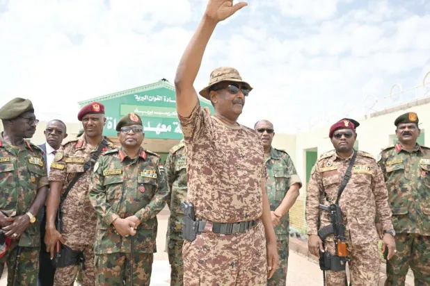 البرهان يحيي ضباط الجيش بقاعدة «جبيت العسكرية» (شرق) في 31 يوليو (أ.ف.ب)