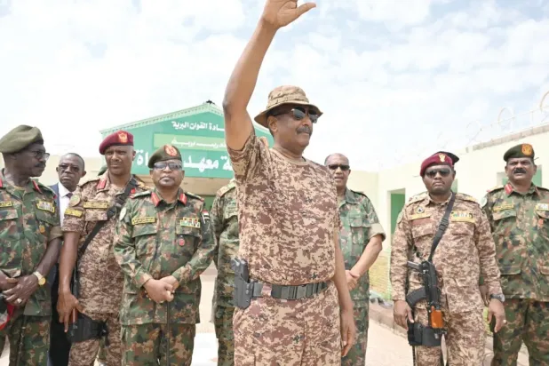 Orgeneral Burhan El-Cezira eyaletinin doğusundaki Cebit Askeri Üssü’nde ordu mensuplarını selamlarken, 31 Temmuz 2024 (AFP)