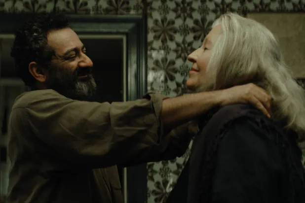 الفنان اللبناني جورج خباز والممثلة الألمانية هانا شيغولا في فيلم «يونان» المرشّح لجائزة الدب الذهبي (إنستغرام)