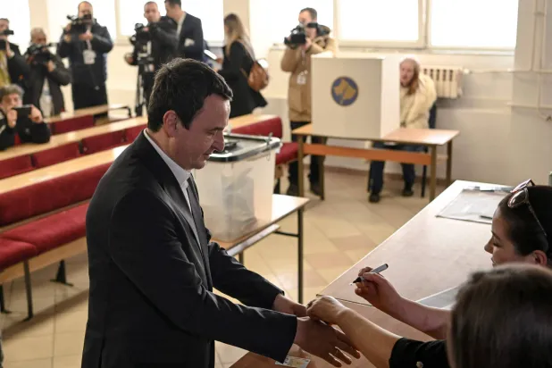 رئيس وزراء كوسوفو ألبين كورتي للإدلاء بصوته في مركز اقتراع خلال الانتخابات التشريعية في بريشتينا (أ.ف.ب)