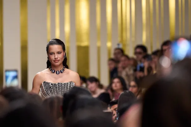 العارضة أندريانا ليما في عرض مانيش مالهوترا (مجلس الموضة العربي)