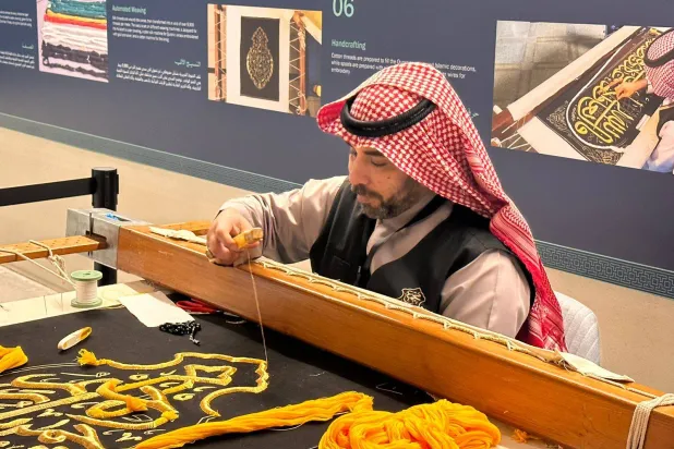 خيوط من الفضة المطليّة بماء الذهب لحياكة الحزام والزخارف الإسلامية (الشرق الأوسط)