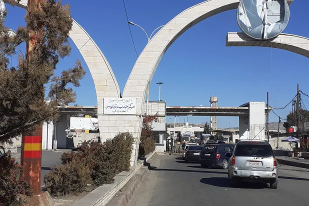 مدخل معبر «جديدة يابوس» وتبدو حالة الازدحام خفيفة (الشرق الأوسط)