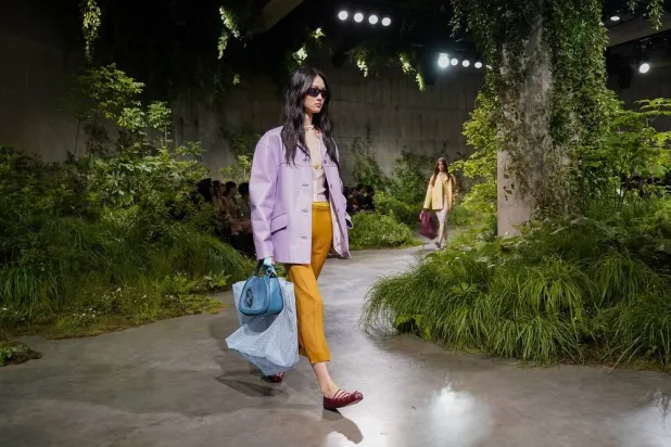 من عرض الـ«كروز» الذي قدمته الدار في لندن لعام 2024 (أ.ب)