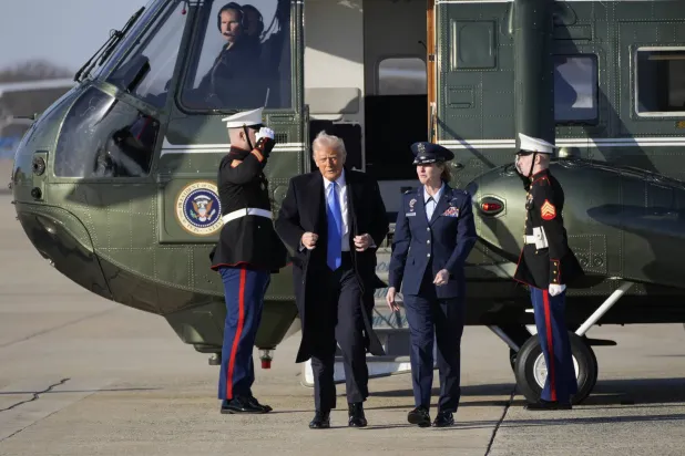 ترمب ينزل من طائرة «مارين وان» الرئاسية في قاعدة «أندروز» المشتركة في ولاية ماريلاند 7 فبراير الحالي (أ.ب)