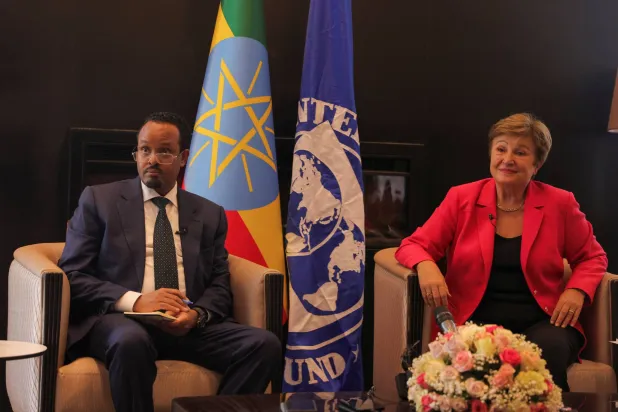 كريستالينا غورغييفا مدير صندوق النقد الدولي ووزير المالية الإثيوبي أحمد شيدي خلال مؤتمر صحافي مشترك في أديس أبابا 9 فبراير 2025 (رويترز)