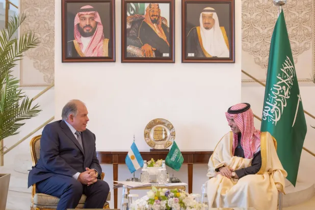 وزير الخارجية السعودي خلال مباحثاته مع نظيره الأرجنتيني في الرياض («الخارجية» السعودية)