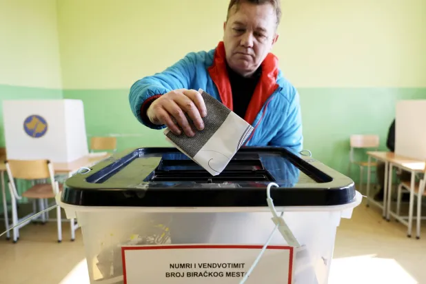 بدأ الناخبون الكوسوفيون الإدلاء بأصواتهم لانتخاب نوابهم الـ120 (إ.ب.أ)