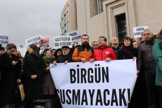 صحافيو وممثلون للمعارضة والمنظمات المدنية أمام مجمع محاكم تشاغلايان خلال التحقيق مع صحافيي «بيرغون» (موقع الصحيفة)