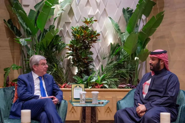ولي العهد خلال استقباله توماس باخ رئيس اللجنة الأولمبية الدولية (واس)