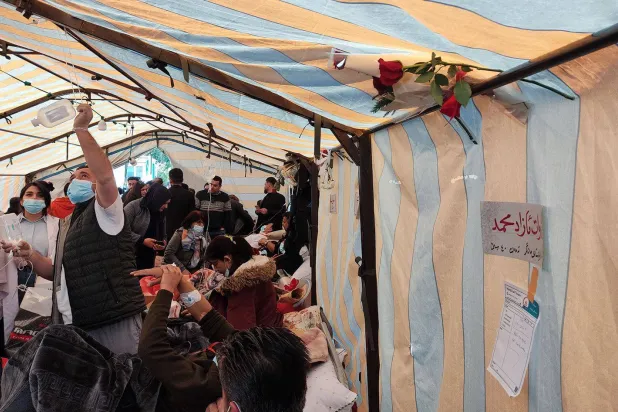 صورة نشرتها شبكة «رووداو» من تقديم إسعافات طبية لمعملين مضربين عن الطعام في السليمانية