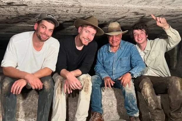 لقطة من كواليس التصوير (حساب زاهي حواس على فيسبوك)