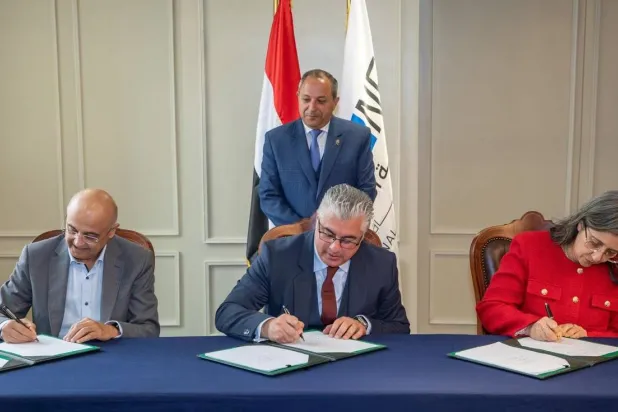 مسؤولو المنطقة الاقتصادية لقناة السويس و«إيجيترانس» و«نافذ» الدولية خلال التوقيع على عقد لحل التحديات التشغيلية بميناء غرب بورسعيد (الشرق الأوسط)