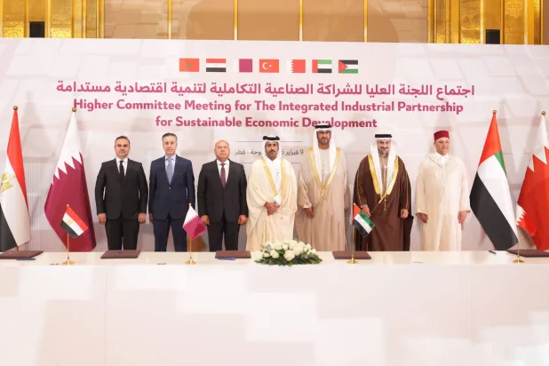 صورة جماعية لوزراء الدول المشارِكة في اللجنة العليا للشراكة الصناعية التكاملية لتنمية اقتصادية مستدامة (وام)