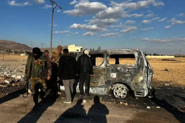 تسبَّب القصف الإسرائيلي للدير علي بريف دمشق في احتراق سيارة فان بمن فيها كان تعبر مصادفة (السويداء 24 )