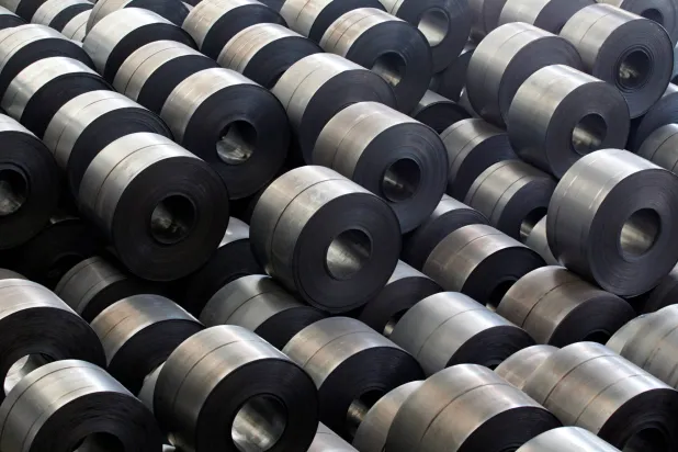 لفائف الصلب في مصنع هيونداي للصلب في دانجين جنوب غربي سيول (رويترز)