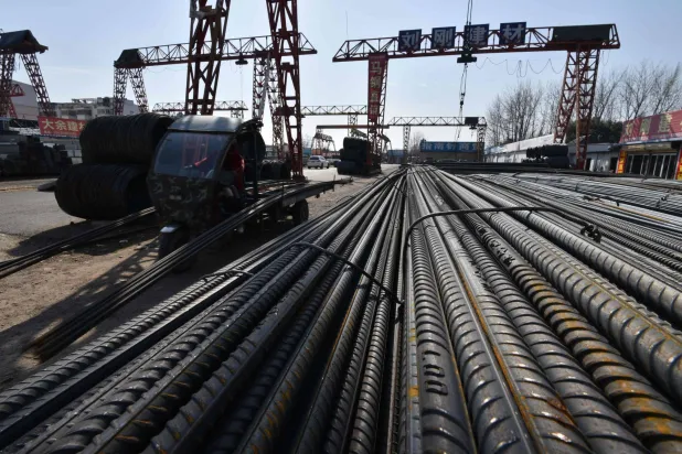 قضبان الصلب في سوق الصلب بفويانغ شرق الصين (أ.ف.ب)