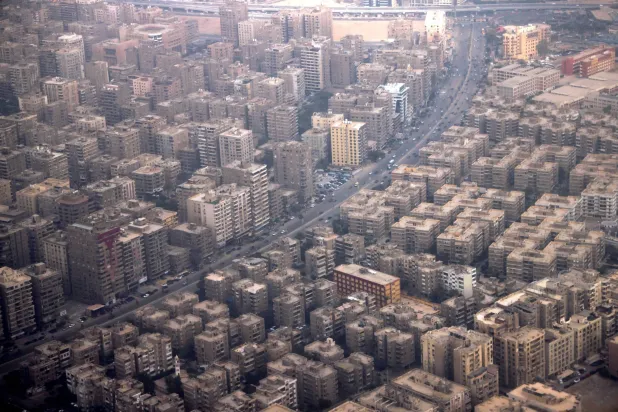منظر جوي لحركة المرور والمباني في القاهرة (رويترز)