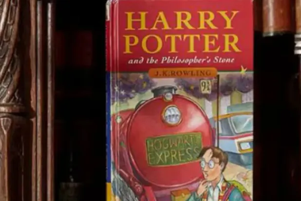 نسخة من كتاب «هاري بوتر وحجر الفيلسوف» (موقع إي باي)