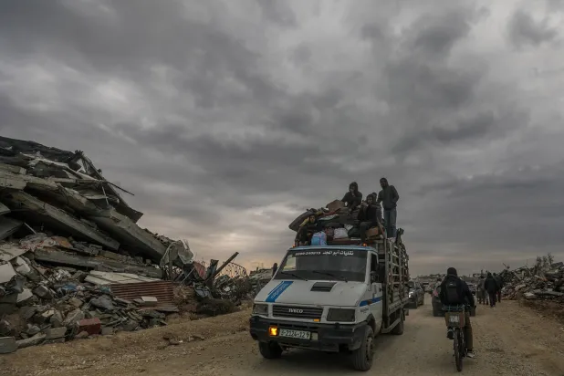 فلسطينيون يتجهون من جنوب قطاع غزة نحو الشمال بعد انسحاب القوات الإسرائيلية من محور نتساريم (إ.ب.أ)