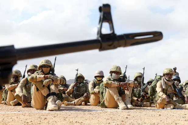 قوات أمن بونتلاند تستعرض جنودها المدربين حديثاً ومعداتهم لمحاربة «داعش» في بوصاصو بمنطقة باري في بونتلاند بالصومال في 30 يناير 2025 (رويترز)