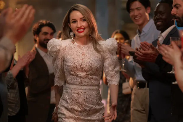 الممثلة كيتلين ديفر بطلة مسلسل «Apple Cider Vinegar»... (نتفليكس)