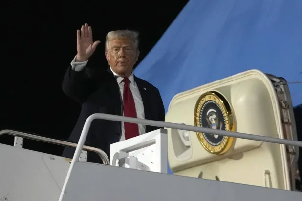 الرئيس الأميركي دونالد ترمب يلوّح بيده أثناء صعوده إلى الطائرة الرئاسية في نيو أورليانز بالولايات المتحدة في 9 فبراير 2025 (أ.ب)