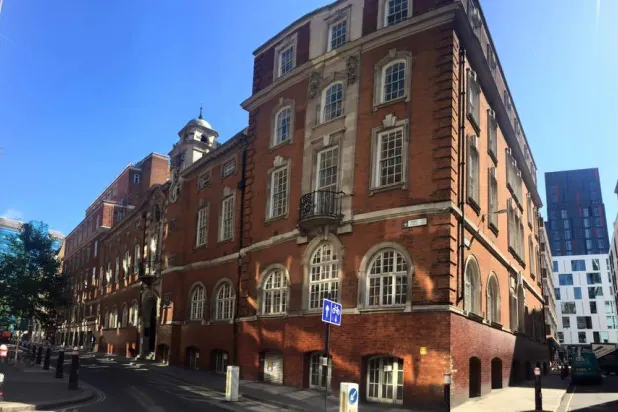 مدرسة ديفيد غايم كولدج اللندنية التي تسعى إلى تطبيق تجربة تتمثل في جعل تلاميذها يستعدون للامتحانات باستخدام الذكاء الاصطناعي بدلاً من الاستعانة بالمعلمين (صفحة المدرسة على «فيسبوك»)