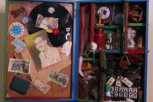 الفنانة اعتمدت على تصميم صناديق ظل لجمع ذكريات متفرقة (إدارة الغاليري)