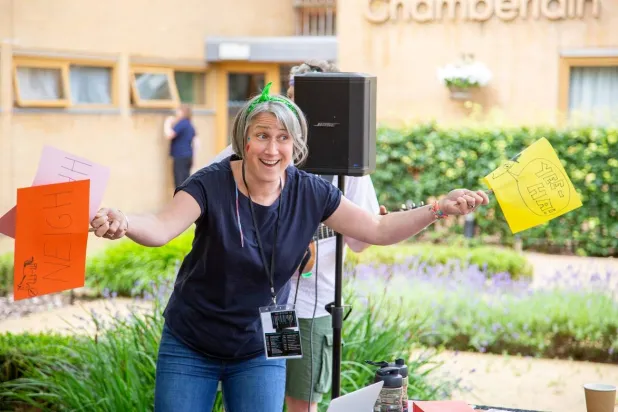 المرح سمة شخصية تعكس القدرة على التفاعل مع الحياة بروح مرحة ومتفائلة (جامعة ساسكس البريطانية)