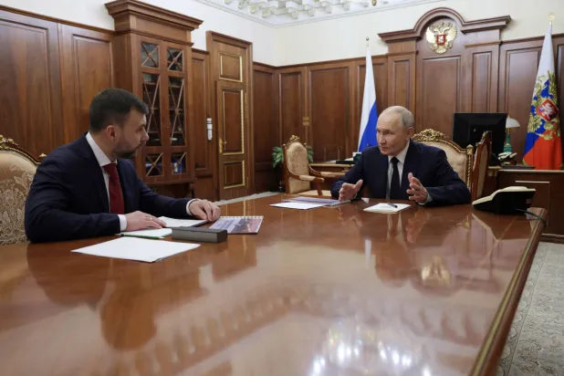 الرئيس الروسي فلاديمير بوتين لدى اجتماعه مع القائد المنصب في دونيتسك دينيس بوشيلين في موسكو الاثنين (رويترز)