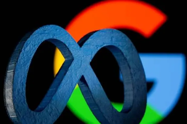 شعار «ميتا» الجديد لـ«فيسبوك» مطبوع بتقنية «3 دي» أمام شعار «غوغل» (رويترز)