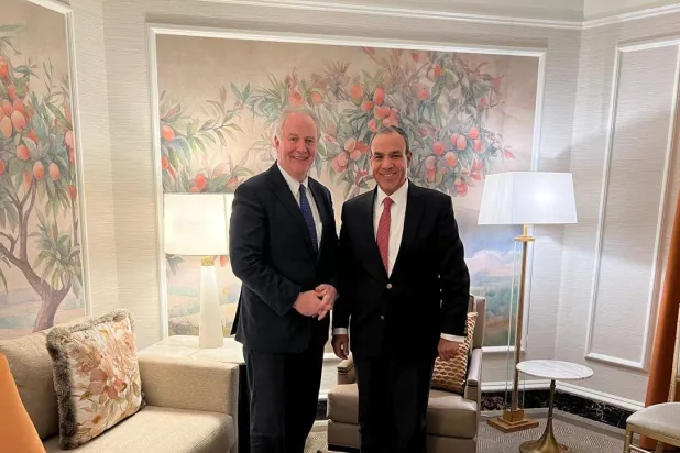 وزير الخارجية المصري بدر عبد العاطي خلال لقائه مع السيناتور كريس فان هولن بمجلس الشيوخ الأميركي (الخارجية المصرية)