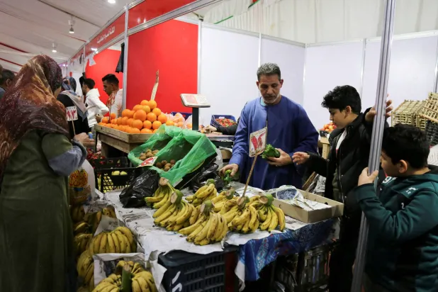 مشترون في سوق للمواد الغذائية في القاهرة (رويترز)