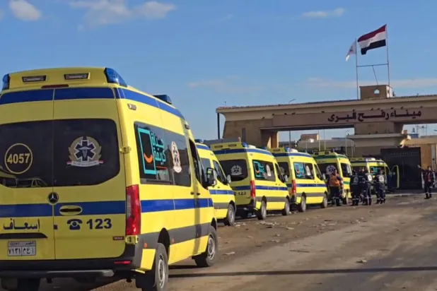 سيارات إسعاف مصرية تنقل الجرحى والمرضى الفلسطينيين من معبر رفح (الشرق الأوسط)