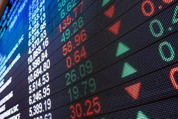 استحوذت دول مجلس التعاون على ربع إجمالي الديون بالدولار الصادرة في الأسواق الناشئة عام 2024 (أ.ف.ب)