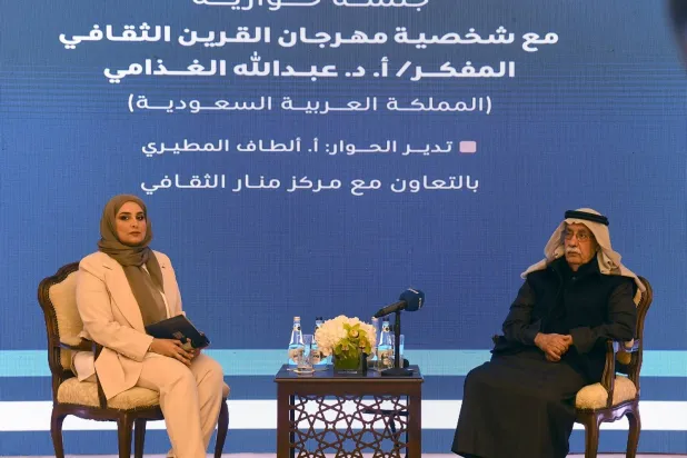 الدكتور عبد الله الغذامي خلال جلسة الحوار مع ألطاف المطيري ضمن فعاليات مهرجان القرين (كونا)