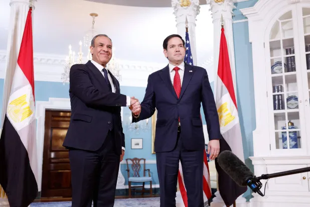 وزير الخارجية المصري بدر عبد العاطي ووزير الخارجية الأميركي ماركو روبيو يتصافحان قبل اجتماعهما بمبنى وزارة الخارجية الأميركية في واشنطن بالولايات المتحدة 10 فبراير 2025 (أ.ف.ب)
