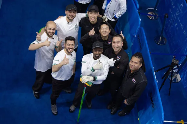 المنتخب السعودي للكرلنغ يحتفل بفوزه على تايلاند في «الآسياد» الشتوية (اللجنة الأولمبية السعودية)