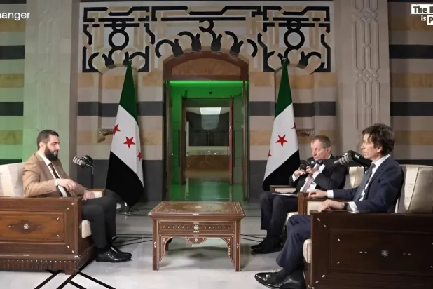 Suriye Cumhurbaşkanı Ahmed eş-Şera'nın Şam'da eski İngiltere Başbakanı Tony Blair'in eski sözcüsü Alistair Campbell ve eski İngiliz Muhafazakâr bakan Rory Stewart ile diyaloğu (podcast hesabı)