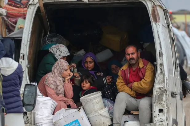 Dün Selahaddin Koridoru üzerinde minibüse binen Filistinliler kuzey Gazze Şeridi'ne doğru ilerliyor (AFP)