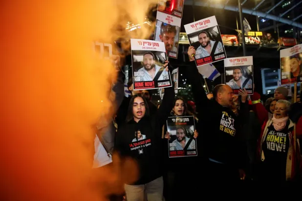 Tel Aviv'deki göstericiler Hamas rehinelerinin serbest bırakılmasını talep ediyor (Reuters)