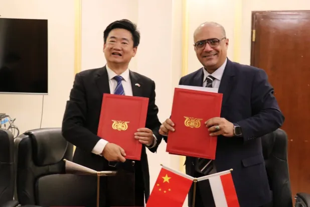 وزير التخطيط اليمني واعد باذيب خلال توقيع مذكرات التفاهم مع القائم بأعمال السفارة الصينية لدى اليمن (سبأ)