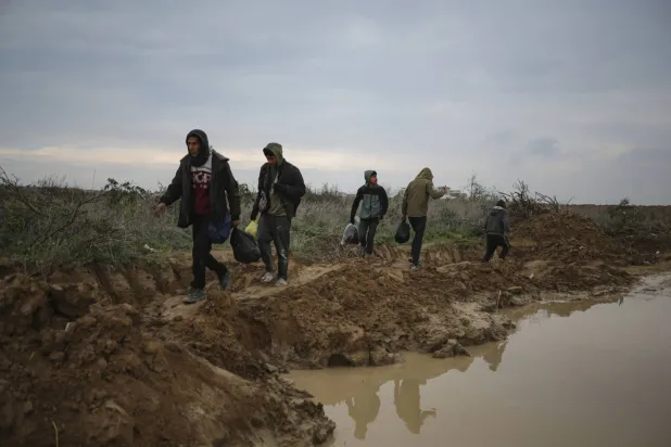 فلسطينيون نازحون من وسط قطاع غزة يعودون إلى منازلهم في شمال القطاع (أ.ب)