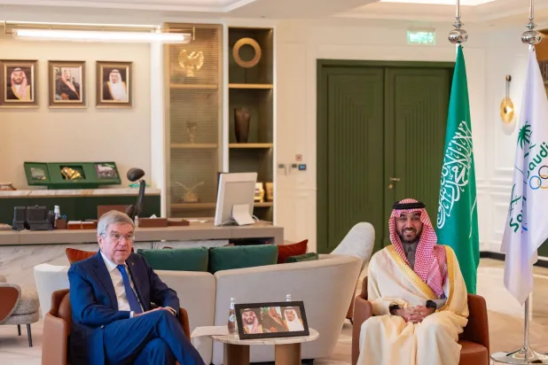 جانب من اجتماع الفيصل وتوماس باخ (فريق السعودية)