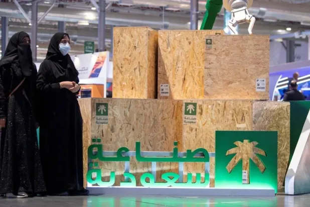 زوار بمعرض «صُنع في السعودية» بالرياض (واس)