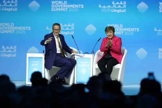 غورغييفا أثناء جلسة الحوار التي أدارها مذيع «سي إن إن» ريتشارد كويست خلال القمة العالمية للحكومات في دبي (إ.ب.أ)