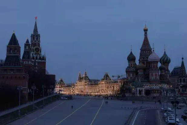 صورة تُظهر الكرملين وكاتدرائية سانت باسيل في موسكو (رويترز)