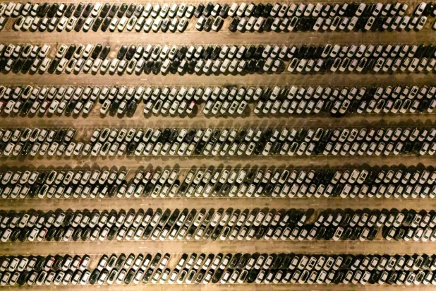 سيارات تابعة لشركة «شانغان» الصينية في مركز للتوزيع جنوب غربي الصين (أ.ف.ب)