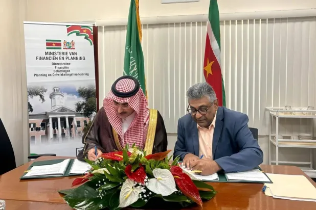 خلال توقيع الاتفاقية بين الرئيس التنفيذي للصندوق السعودي للتنمية ووزير المالية والتخطيط في سورينام (واس)